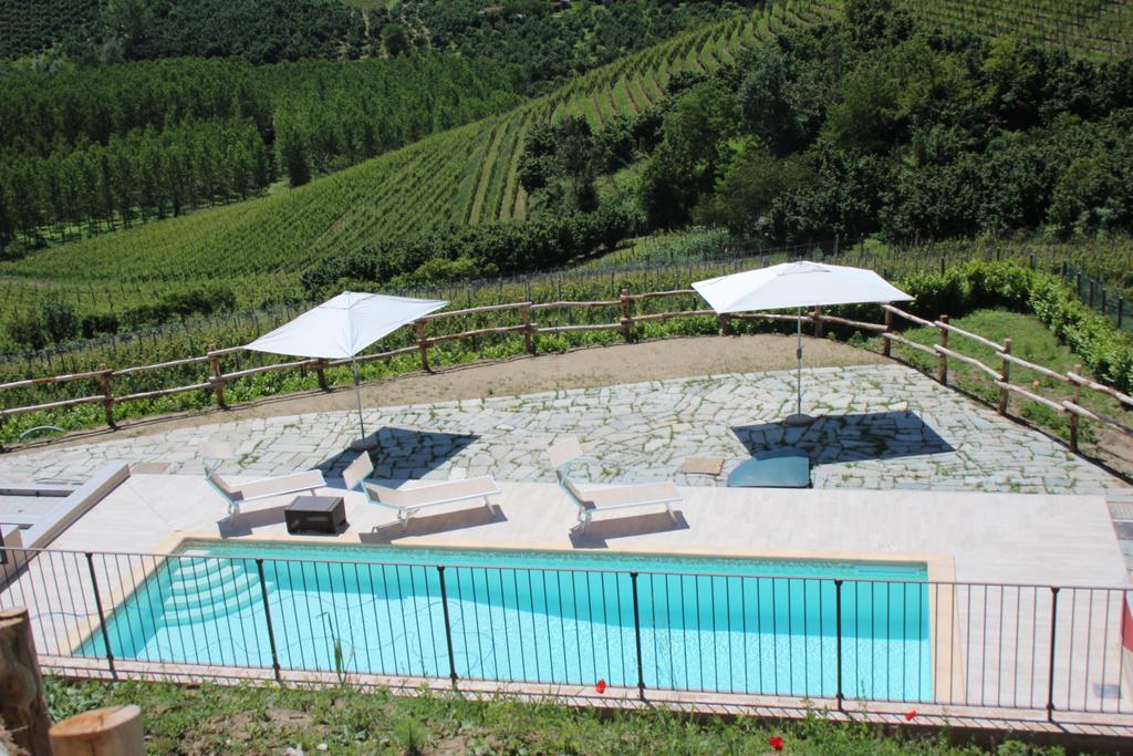 Poggio Dei Farinetti Bed & Breakfast Diano d'Alba Exterior photo